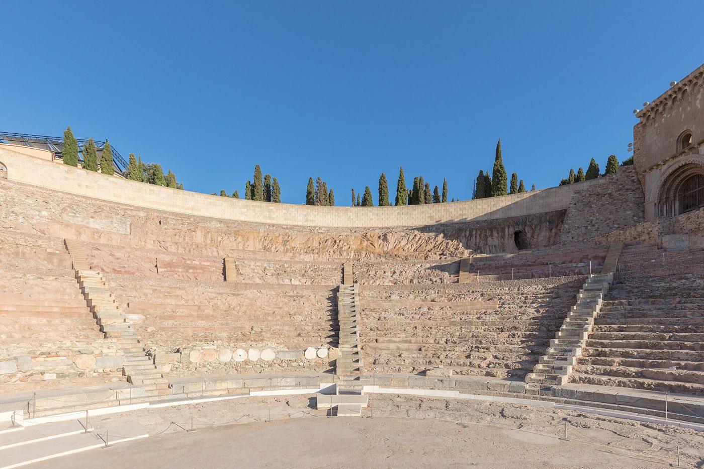 Gradas del teatro romano de Cartagena bajo un cielo azul